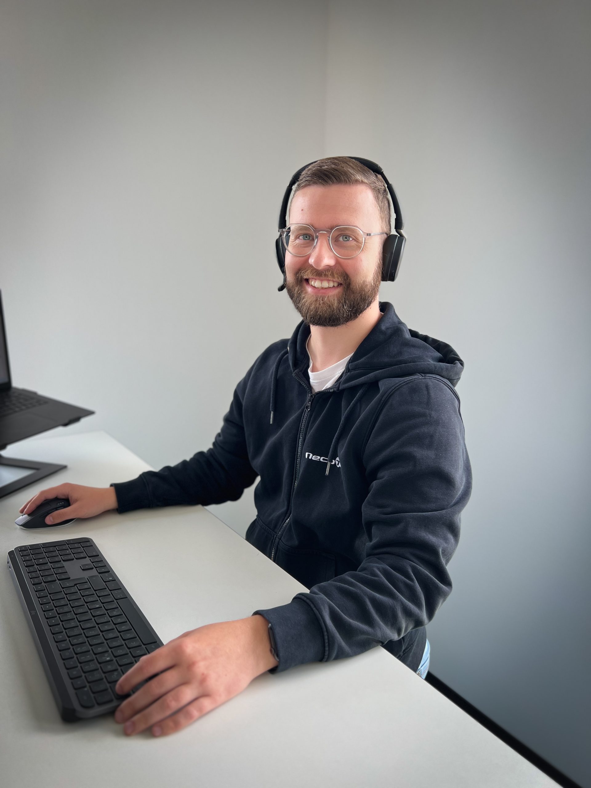 Ein Support Mitarbeiter am Telefon