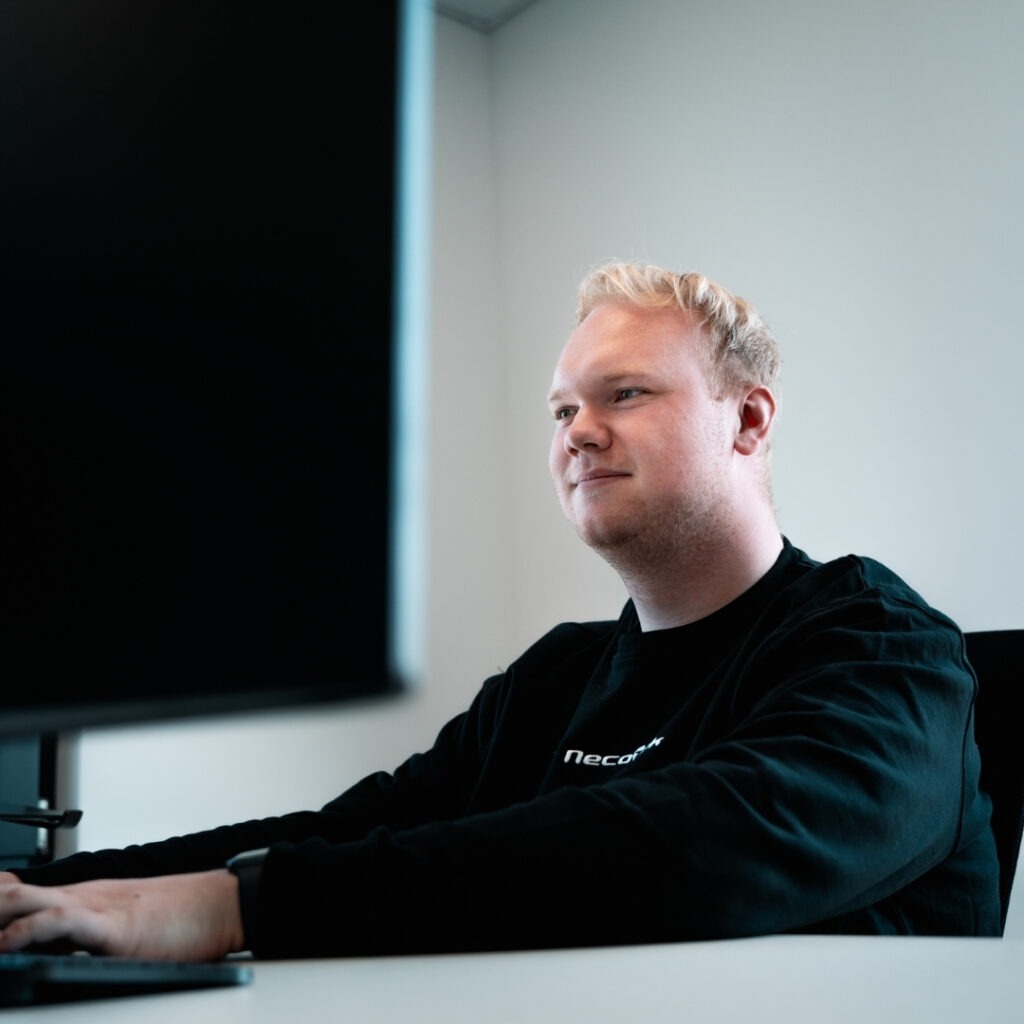 Philipp Kötzel Techniker Necotek IT-Systemhaus Unterstützung IT Abteilung. Mitarbeiter arbeitet am PC